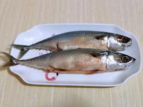 首先将青鱼清洗干净，放入鱼盘中。