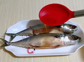 加入料酒。(适当多一些，去鱼腥)