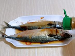 再撒上十三香，戴上食品手套，按摩鱼身，将调料完全被鱼吸收，腌制2-6小时。(我放冰箱腌制了一夜)