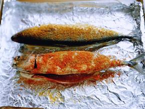 再撒上辣椒粉。(我做了一条辣的，一条不辣)