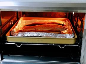 将烤盘入烤箱中层。