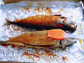 30分钟后戴上隔热手套，将烤盘取出，将鱼的两面刷上食用油，再次送入烤箱中层烤20分钟。