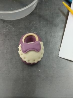 用牙签在白色波浪面皮上次戳出几个小洞，贴上一个蝴蝶结