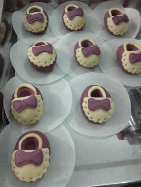 放在温暖的地方发酵，或者放在锅中用温水发酵，直到变大一些，轻轻按面团慢慢回弹，大概30分钟