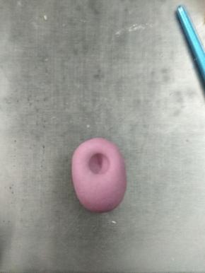 用手指按出一个圆坑