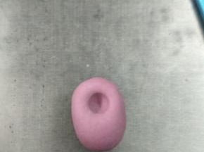 用手指按出一个圆坑