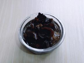 黑木耳提前用温水泡发。