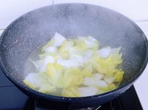 大白菜焯水: 水开后下入切好的大白菜，大火烧开2分钟关火，捞出备用。
