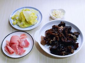猪肉切片，黑木耳去根洗干净，大蒜去皮切碎。