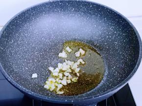 起油锅，加入蒜炒香。