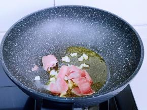 再加入肉片煸炒。
