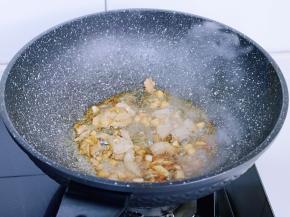 小火翻炒两分钟。