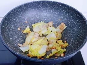 加入焯水的白菜翻炒。