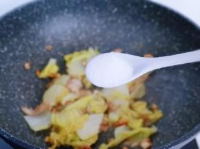 按个人口味加入盐。