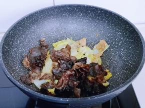 再加入黑木耳。