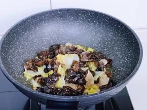 小火翻炒均匀。