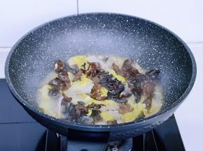 加入半小碗纯净水烧开，翻炒2分钟即可关火。(无需收汤，有点汤汁才好吃)