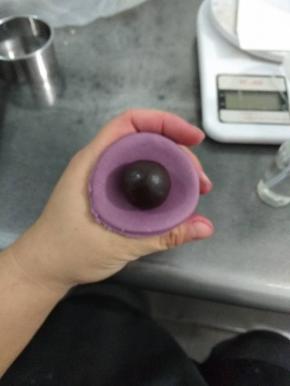 材料除了豆沙馅和紫薯粉以外，其他全部放在盆里，揉成光滑的面团，取130克加入紫薯粉，剩下的白面团备用，紫薯面团分切成3个35克的面团，揉光滑，包入豆沙馅