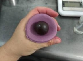 材料除了豆沙馅和紫薯粉以外，其他全部放在盆里，揉成光滑的面团，取130克加入紫薯粉，剩下的白面团备用，紫薯面团分切成3个35克的面团，揉光滑，包入豆沙馅