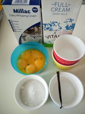 香草荚刮出备用