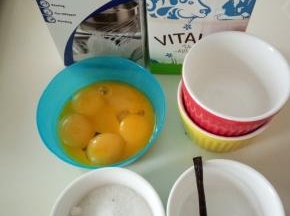 香草荚刮出备用