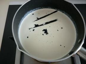 牛奶，淡奶油，香草荚放入锅中煮到70-80度。