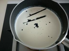 牛奶，淡奶油，香草荚放入锅中煮到70-80度。