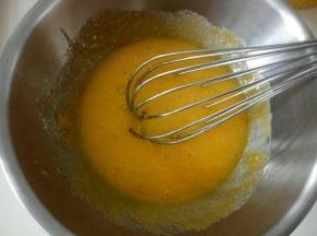 蛋黄加细砂糖搅拌均匀。