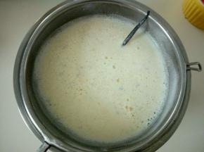 蛋奶糊过筛两次。将香草壳过滤出去。