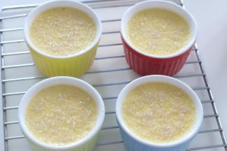 出炉放凉后表面撒黄砂糖。