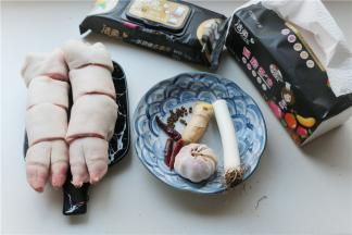 猪蹄选择带筋的，买的时候直接让店家斩成4段。