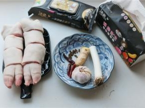 猪蹄选择带筋的，买的时候直接让店家斩成4段。