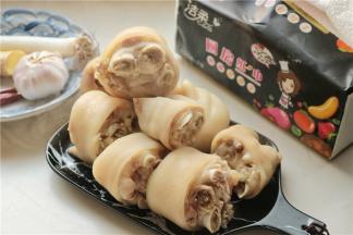 焯水之后的猪蹄，用清水清洗干净表面的血沫，再检查一下，如果有毛就用镊子夹出来。煮过之后毛很容易就去掉了。