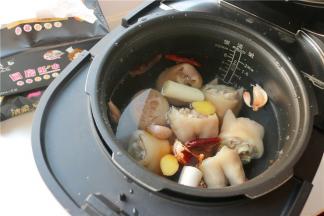 洗干净的猪蹄，放入压力锅，加入姜片、葱段、花椒、大蒜、红辣椒、冰糖老抽和盐，再加入能淹没猪蹄的水。