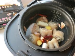 洗干净的猪蹄，放入压力锅，加入姜片、葱段、花椒、大蒜、红辣椒、冰糖老抽和盐，再加入能淹没猪蹄的水。