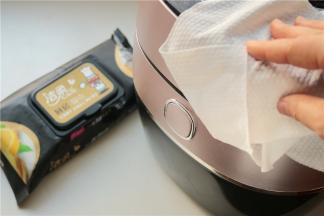 压力锅选择蹄髈、红烧程序，压力调整到80%，开始炖猪蹄。这时候可以用洁柔湿巾把压力锅表面不小心滴上的油污擦干净，洁柔厨房湿巾富含柠檬成分、椰子油精华，温和不伤手，去污力强，香味淡雅清新，一次性使用，也不会滋生细菌，实在是厨房必备。