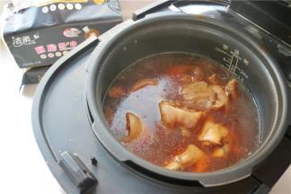 卤好的猪蹄，这时候其实已经很香了，可以直接吃，不过我们要做更好吃的。