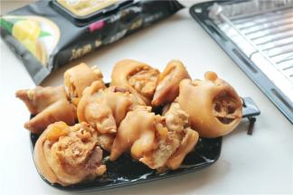 把猪蹄捞出来晾一下，可以使猪蹄更筋道些。捞猪蹄的时候，不可避免会把汤汁滴在台面上，所以继续用洁柔厨房湿巾擦干净，这样随手清洁，真的很方便，也省事很多。