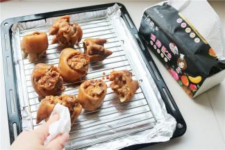 晾好的猪蹄，摆在烤盘的烤架上，烤架下面记得垫上锡纸。如果猪蹄表面水分太多，烤的时候会溅油到烤箱内腔上，不容易清理。所以在入烤箱之前要用洁柔厨房纸巾把猪蹄表面的水分吸干。洁柔厨房纸巾可以放心直接接触食物，吸水力也快，非常好用。