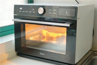 最后在猪蹄表面撒孜然粉，送入烤箱。美的蒸烤箱选择蒸汽嫩烤功能，不需要预热，180度烤半个小时。这款烤箱烤出来的猪蹄表面焦脆而不会发干，水分不流失，很好吃，强烈推荐。