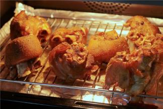 烤好的猪蹄表面焦香，里面却又是嫩的，真的特别好吃， 咬一口满满的胶原蛋白。