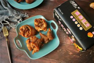 啃猪蹄时候手上粘油，别忘了用洁柔纸巾擦哦。