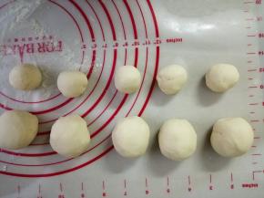 面团发酵好后，取出排气，揉几分钟，这样蒸出来的馒头胚才光滑。分成45克和18克的小面团各5个，揉圆