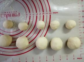 面团发酵好后，取出排气，揉几分钟，这样蒸出来的馒头胚才光滑。分成45克和18克的小面团各5个，揉圆
