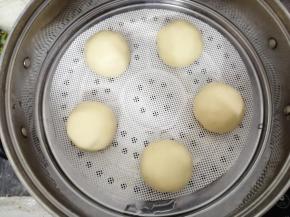 放在蒸屉里，在温暖处醒发15分钟，室温低可以在锅里放热水，再放上蒸屉醒发