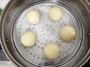 放在蒸屉里，在温暖处醒发15分钟，室温低可以在锅里放热水，再放上蒸屉醒发
