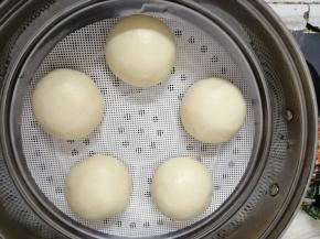 醒发后的馒头胚明显比之前大了一些