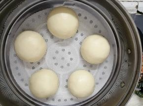 醒发后的馒头胚明显比之前大了一些