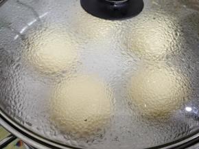 锅里的水烧开后，放上蒸屉，蒸13分钟左右，时间到关火，继续焖3-5分钟才开盖，蒸好后将两个大小馒头分离