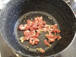 锅里倒油，烧热后放入姜末，再放入肉丁炒至变色。倒入没过肉丁的水，盖上锅盖，煮3分钟左右